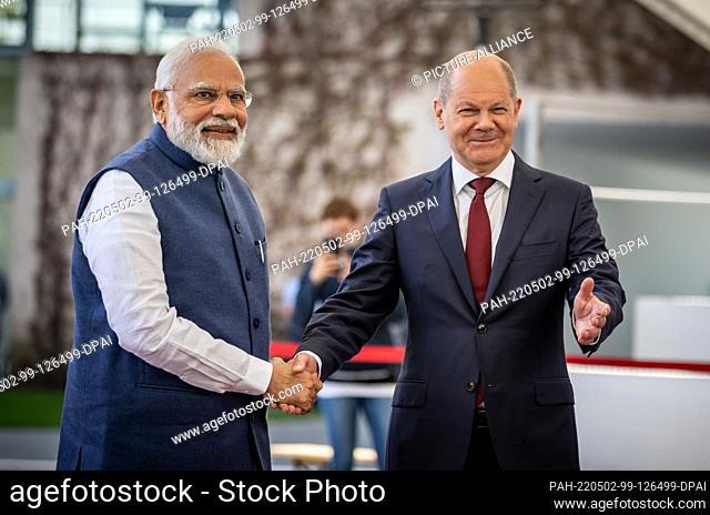 02 May 2022, Berlin: German Chancellor Olaf Scholz (SPD, r) welcomes Narendra Modi, Prime Minister of India, to the German-Indian intergovernmental...
