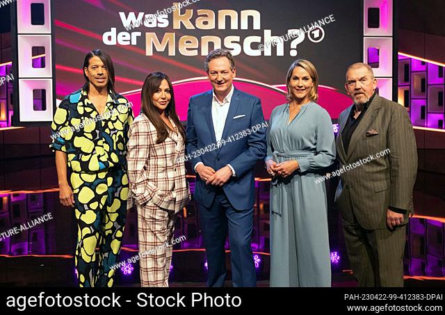 22 April 2023, North Rhine-Westphalia, Cologne: Presenter Eckart von Hirschhausen (M) stands with his celebrity strategy guests choreographer and model Jorge...