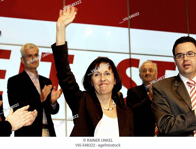 Landesparteitag der SPD von Hessen am 29.09.2007 :  Die Landesvorsitzende der SPD , Andrea YPSILANTI , winkt nach ihrer Rede den Delegierten zu