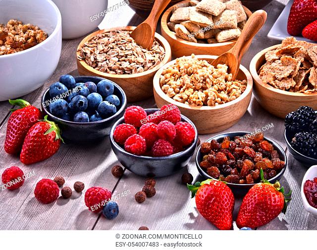 Composition with different sorts of breakfast cereal products and fresh fruits