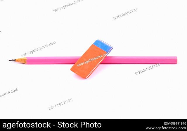 Gespitzter rosa Bleistift und Radiergummi auf weiss - Sharpened pink pencil and eraser on white