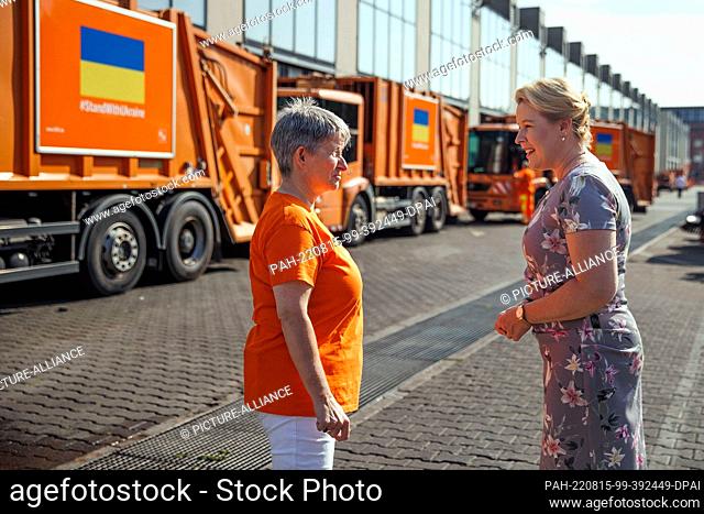 15 August 2022, Berlin: Franziska Giffey (SPD, r), governing mayor of Berlin, and Stephanie Otto (l), CEO of BSR, stand in front of the three donated company...