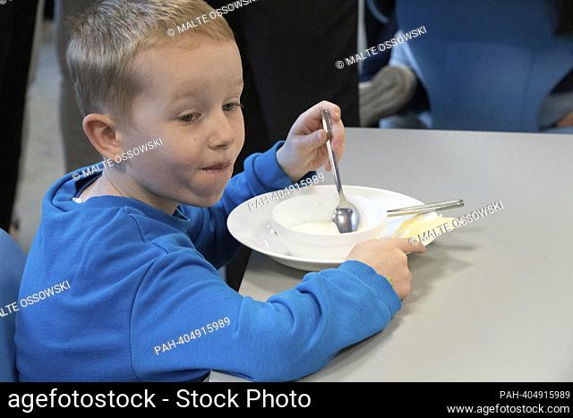 Pupils having breakfast, eat Quark, The Brotzeit project is intended to enable children to start the school day with breakfast, Actress Uschi GLAS