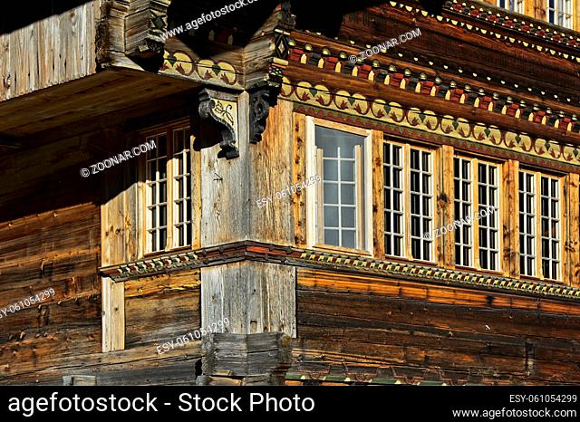 Simmentaler Bauernhaus, Knuttihaus, Detail der Fenster und Dekoration, Weiler Moos, Därstetten, Simmental, Kanton Bern, Schweiz / Traditional Simmental...