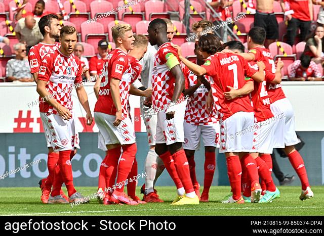15 August 2021, Rhineland-Palatinate, Mainz: Football: Bundesliga, FSV Mainz 05 - RB Leipzig, Matchday 1, at Opel Arena. The Mainz players stand together in a...