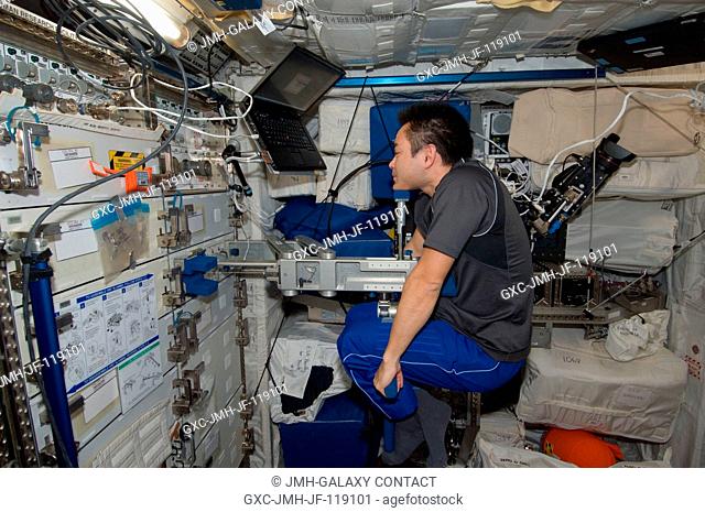 Japan Aerospace Exploration Agency astronaut Aki Hoshide, Expedition 32 flight engineer, uses the Space Linear Acceleration Mass Measurement Device (SLAMMD) in...