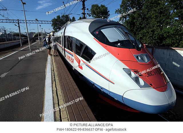 22 June 2018, Russia, Moscow: Soccer, FIFA World Cup 2018: A Sapsan highspeed railway link arrives at Leningradsky railway terminal in Moscow