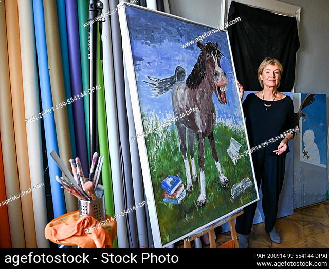 11 September 2020, Berlin: The painter Anne Dohrenkamp, wife of Jürgen von der Lippe, at a photo session. Her works will be shown in the exhibition AENO...