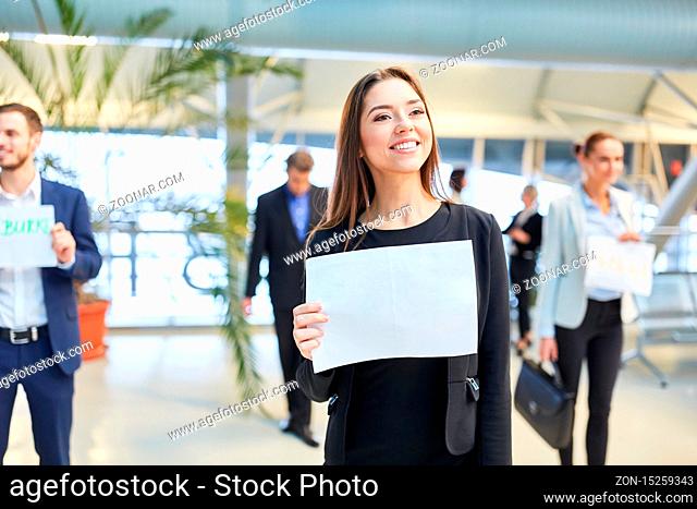 Business Frau mit einem leeren Willkommen Schild am Flughafen Terminal beim Abholen eines Gastes