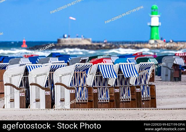 PRODUCTION - 15 September 2022, Mecklenburg-Western Pomerania, Rostock: Empty beach chairs stand on the Baltic Sea beach of Warnemünde. On 20.09