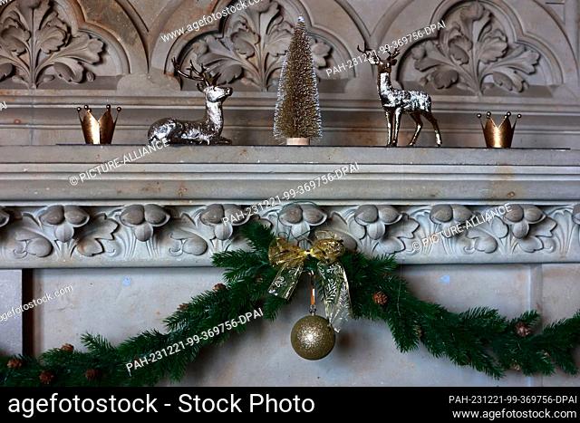 20 December 2023, Saxony-Anhalt, Wernigerode: Christmas decorations adorn a mantelpiece in Wernigerode Castle. Immerse yourself in the festive and ball season:...