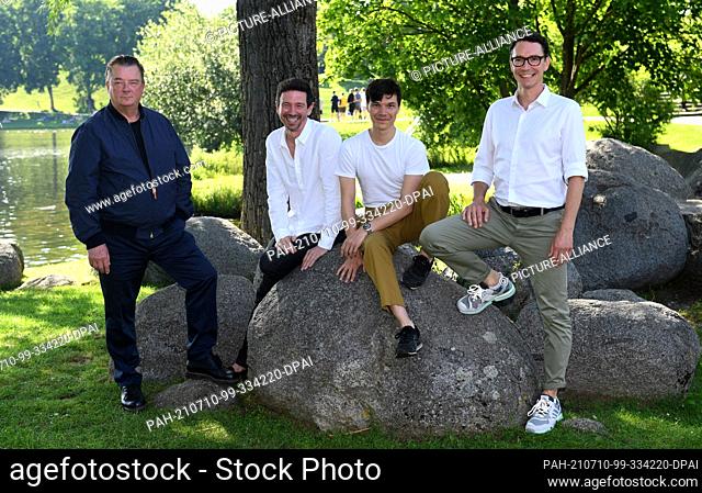 10 July 2021, Bavaria, Munich: Actor and leading actor Peter Kurth (l-r), producer Oliver Berben, actor Sebastian Urzendowsky and Sascha Schwingel