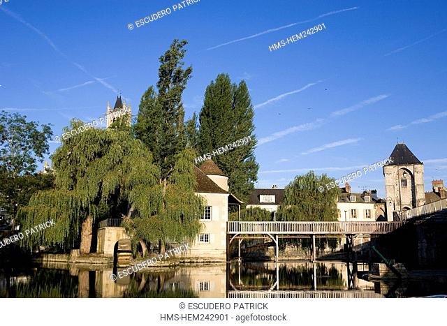 France, Seine et Marne, Moret on Loing, panorama on Loing River, Maison Beque in an islet, the church and Porte de Bourgogne Gate of Burgundy
