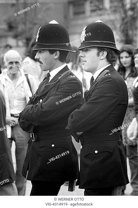 GROSSBRITANNIEN, LONDON, 02.06.1979, Seventies, black and white photo, police, two British policemen, Bobbies, aged 25 to 35 years, Great Britain, England