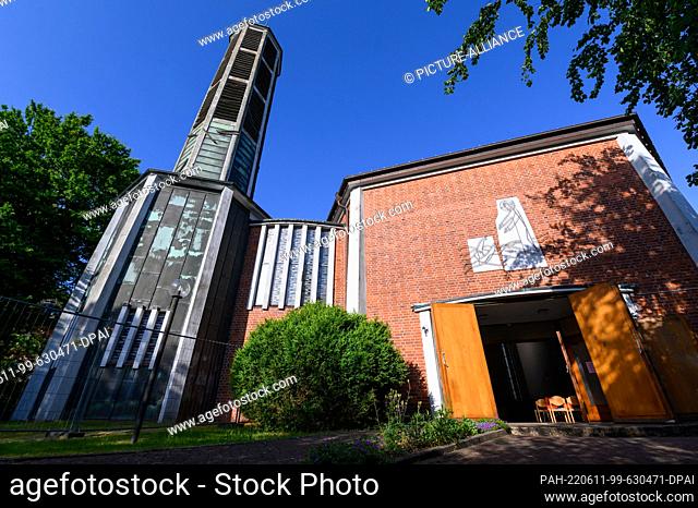 11 June 2022, Hamburg: The convent of the Carmelite Cell of the Incarnation in Finkenwerder. Archbishop Stefan Heße said goodbye to the Carmelite nuns from...