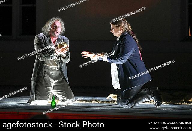 02 August 2021, Brandenburg, Rheinsberg: Singers Brad Cooper as Florestan and Larissa Angelini as Leonore (Fidelio) sing ""Fidelio oder die eheliche Liebe""...