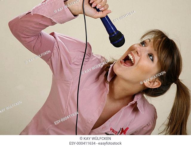 Girl mit Mikrofon