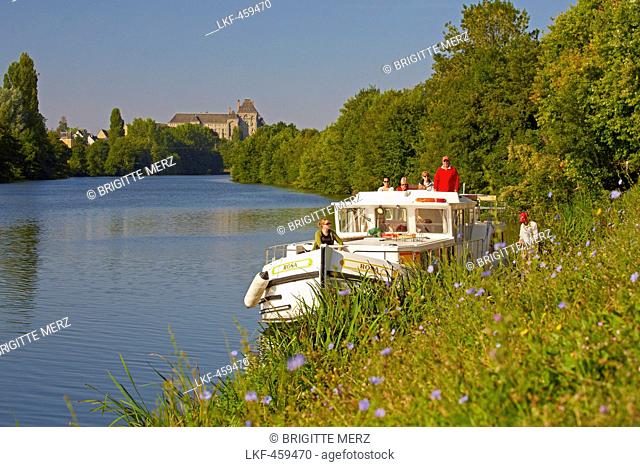 Houseboat on the river Sarthe near lock 13 Juigne, Abbaye Saint-Pierre-de-Solesmes, Dept. Sarthe, Region Pays de la Loire, France, Europe