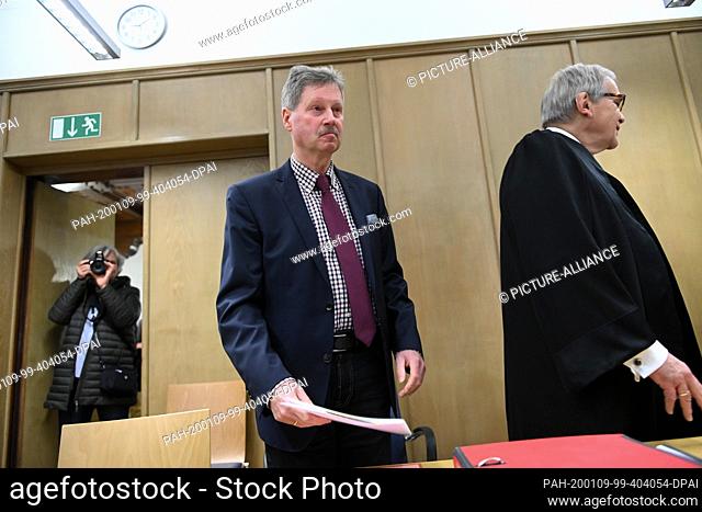 09 January 2020, Hessen, Schwalmstadt: Klemens Olbrich (M), mayor of Neukirchen, stands next to his lawyer Karl-Christian Schelzke at the start of the trial in...