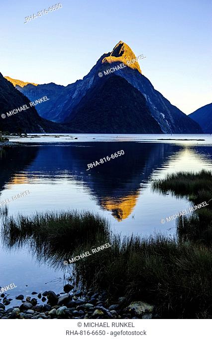 Early morning light in the Milford Sound, Fiordland National Park, UNESCO World Heritage Site, South Island, New Zealand, Pacific