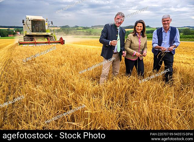 07 July 2022, Bavaria, Lengdorf: Günther Felßner (l-r), Deputy President of the Bavarian Farmers' Association, Michaela Kaniber (CSU), State Minister of Food