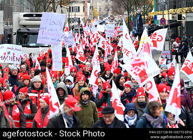 28 November 2023, Baden-Württemberg, Karlsruhe: Participants march through the city center during a demonstration to mark the nationwide education strike day