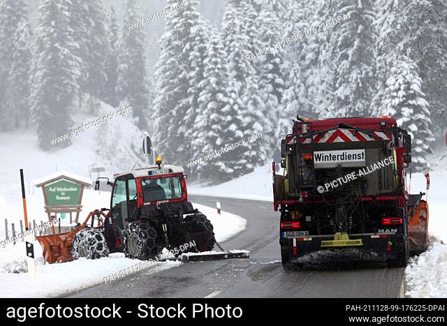 28 November 2021, Bavaria, Ramsau: Snow removal vehicles are on the road. Photo: Kilian Pfeiffer/dpa. - Ramsau/Bavaria/Germany