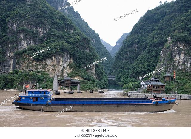 Yangtze Freighter, Near Sandouping, Yichang, Xiling Gorge, Yangtze River, China