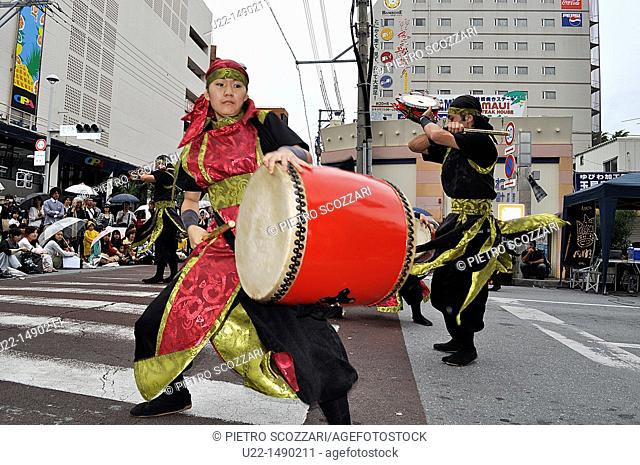 Naha (Japan): taiko drums show along Kokusai-dori