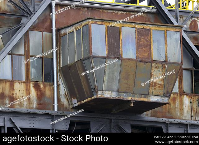 21 April 2022, Saxony-Anhalt, Gräfenhainichen: Rust can be seen on the cab of the spreader Medusa in the dredging town of Ferropolis