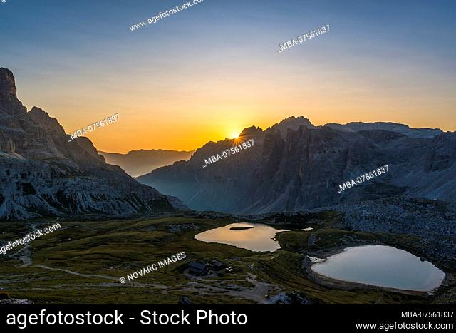 Lago dei Piani and Drei Zinnen hut at sunrise, Drei Zinnen Nature Park, Dolomites, South Tyrol, Italy
