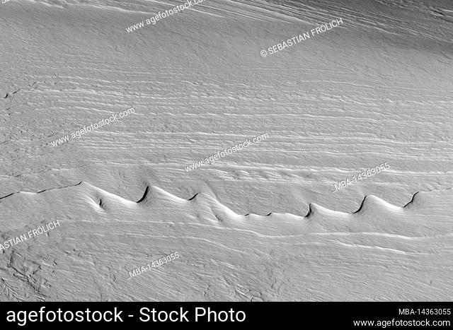 Structures on an ice edge in the snow, in the form of a mountain range, or an EEG