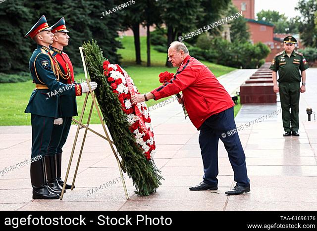 RUSSIA, MOSCOW - SEPTEMBER 3, 2023: Russian Communist Party (KPRF) leader Gennady Zyuganov (C) takes part in a ceremony to lay flowers at the Tomb of the...