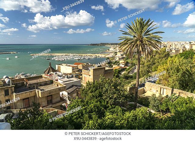 Blick über den Hafen und die Stadt Sciacca, Agrigent, Sizilien, Italien, Europa | view over the harbour and Sciacca, Agrigento, Sicily, Italy, Europe