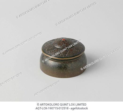 Round box with lid, The object made of tombak consists of a container and a lid with soldered edges of red copper. It is covered with blue velvet on the inside