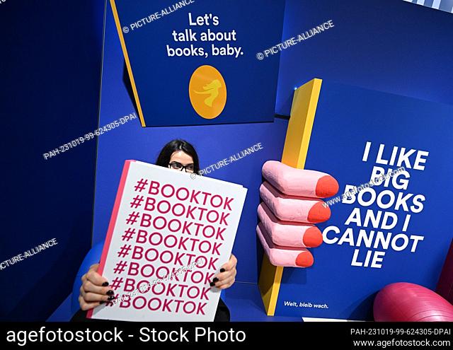 19 de octubre de 2023, Hesse, Frankfurt/Main: El tema de Booktok se visualiza en un colorido espacio de visitantes en el stand de Thalia en la Feria del Libro...