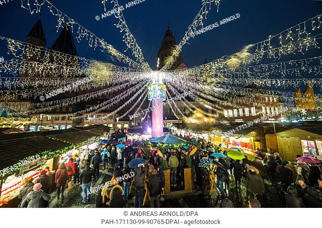View of the decorative lights during the opening of the Christmas market in Mainz, Germany, 30 November 2017. The Christmas market is open from 30 November to...