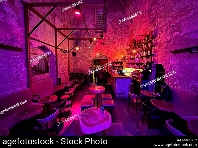 CYPRUS, FAMAGUSTA - 15 de diciembre de 2023: Un bar en una antigua iglesia de Templarios dedicada a San Juan. The Turkish Republic of Northern Cyprus is a de...