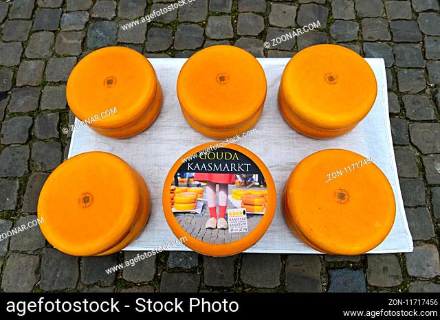 Gouda Käseräder Stapel auf dem Käsemarkt, Gouda, Niederlande / Gouda cheese wheels piled up on the cheese market, Gouda, Netherlands