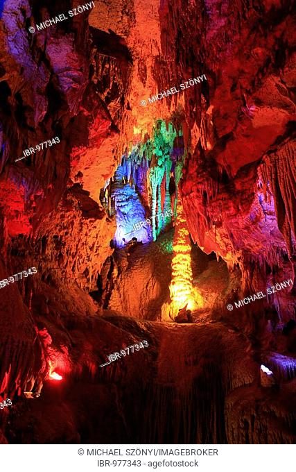 Meramec Caverns with brightly illuminated limestone structures such as stalagmites and stalactites on the Meramec River, Missouri, USA