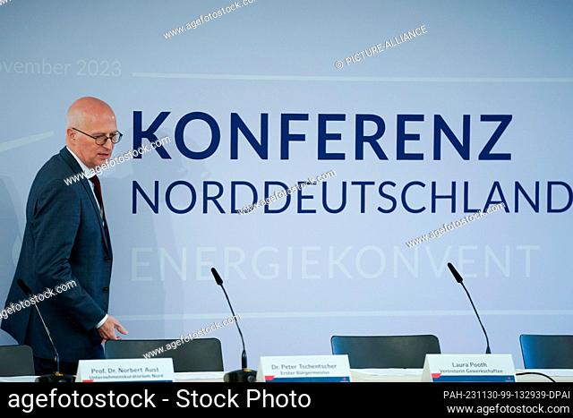 30 November 2023, Hamburg: Peter Tschentscher (SPD), First Mayor of Hamburg, goes to the press conference after the energy convention as part of the Northern...