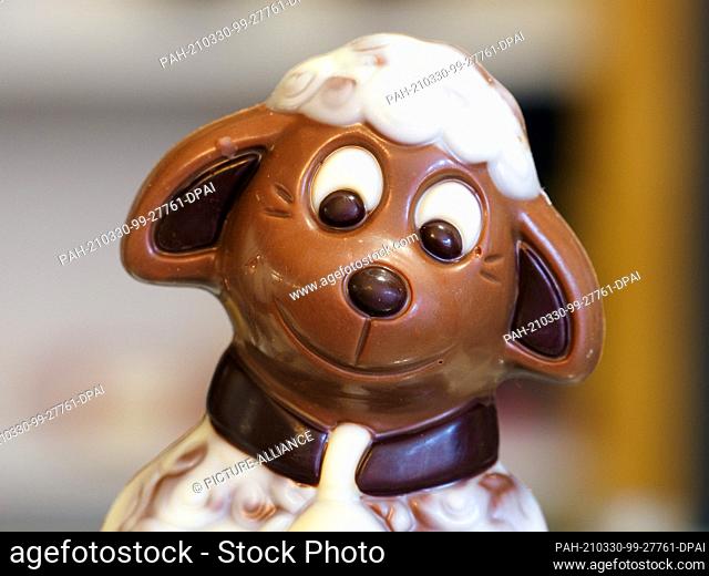 30 March 2021, Brandenburg, Himmelpfort: A sheep made of light and milk chocolate stands on the sales counter in Sylke Wienold's chocolaterie