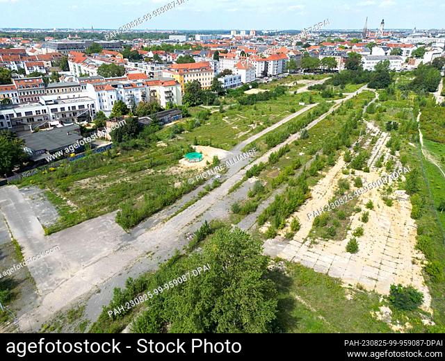 23 August 2023, Saxony, Leipzig: View of the undeveloped open space behind the Bayerischer Bahnhof train station in the south of Leipzig