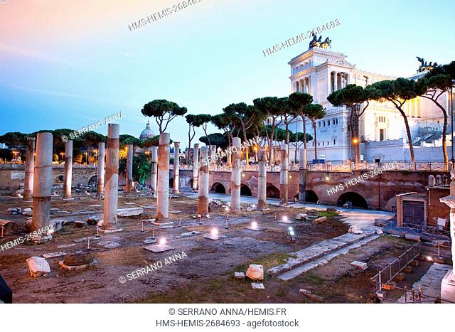 Italy, Latium, Rome, Imperial Fora and Altare della Patria in background also known as Il Vittoriano, listed as World Heritage by UNESCO