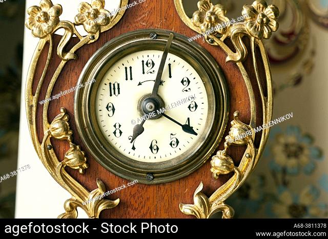 Odensnäs. Turn of the century house with preserved interior in Ängelsberg. Table clock