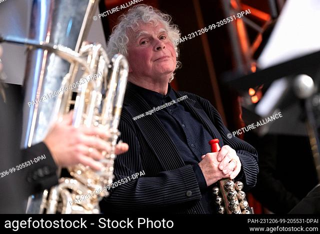 06 December 2023, Bavaria, Munich: Sir Simon Rattle, chief conductor of the Bavarian Radio Symphony Orchestra, will be on stage at the Bavarian Radio's (BR)...