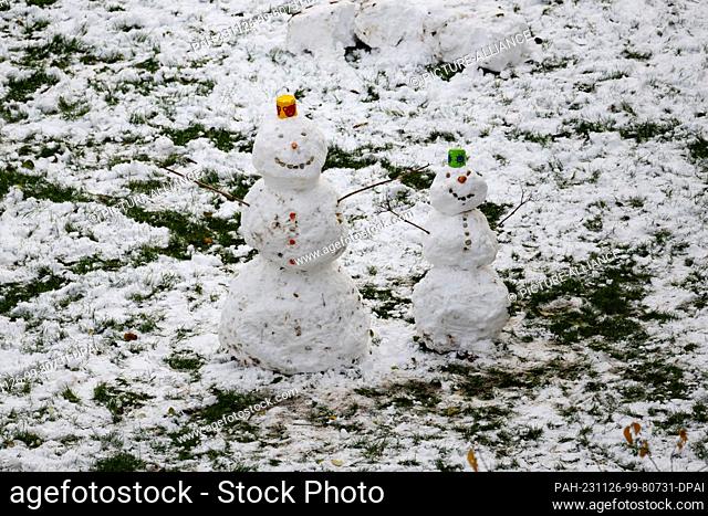 26 November 2023, Saxony, Dresden: Two snowmen stand on a meadow in the Leipziger Vorstadt district in the morning. Photo: Robert Michael/dpa