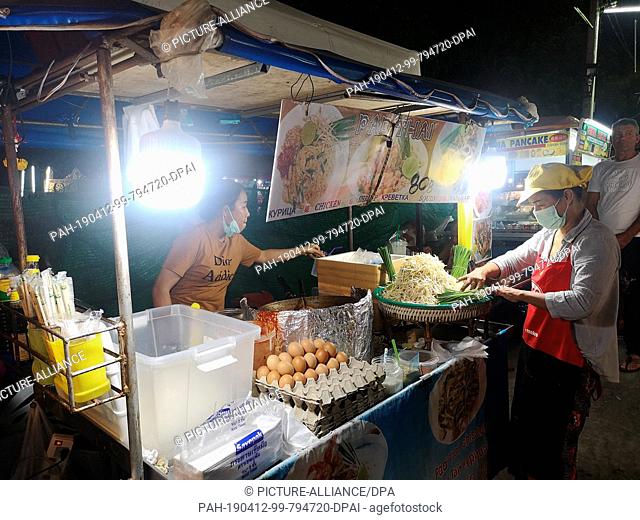 05 March 2019, Thailand, Karon Beach: A stand offering the Thai national dish Pad Thai at the temple market in Karon Beach