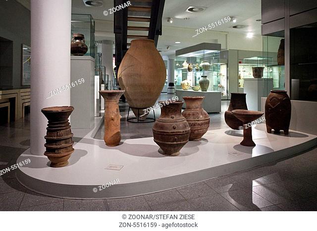Das Hetjens Museum Deutsche Keramikmuseum ist ein 1909 gegruendetes Duesseldorfer Museum für Keramikgeschichte. Aufgrund seiner bis zu 8000 Jahre alten und aus...