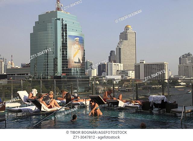 Thailand; Bangkok; Millennium Hilton Hotel, pool, skyline,